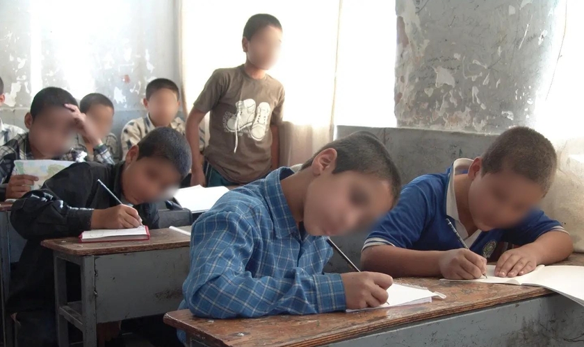 Crianças iranianas na escola. (Foto: Portas Abertas)