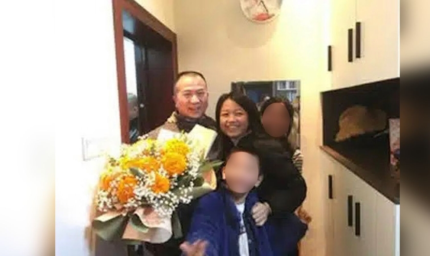 Li Yingqiang, sua esposa Zhang Xinyu e seus filhos. (Foto: Reprodução/ChinaAid)