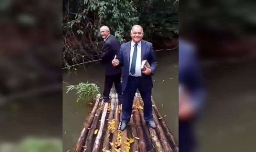 Três obreiros da Igreja Assembleia de Deus em Ribeirão viajam pelo rio Sirinhaém. (Foto: Reprodução/Instagram/IEADPE Ribeirão).