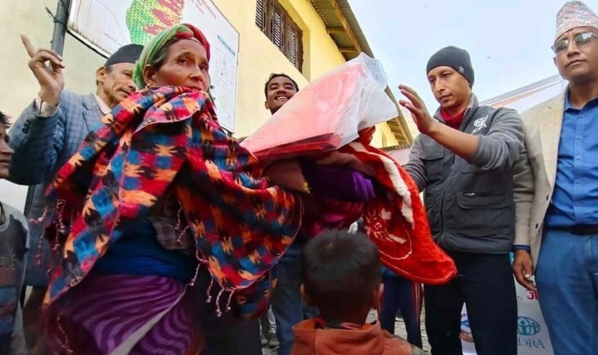 Os voluntários no Nepal. (Foto: Reprodução/Notícias Adventistas/ADRA)