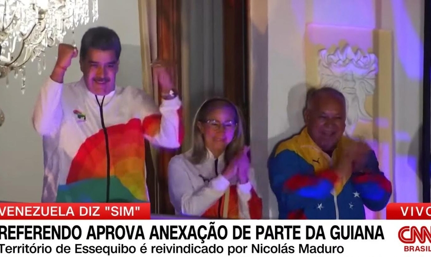 Autoridades venezuelanas comemorando após aprovação de anexação da Guiana. (Captura de tela: YouTube CNN Brasil)