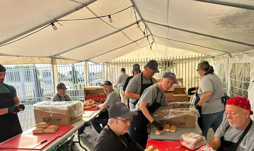 Voluntários do TBM preparam comida para os israelenses. (Foto: Texas Baptist Men).