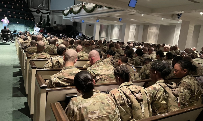 Cerca de 700 soldados de Fort Sill participaram da apresentação de abertura do Natal da 1ª Igreja Batista de Lawton, Oklahoma. (Foto: Facebook/First Baptist)