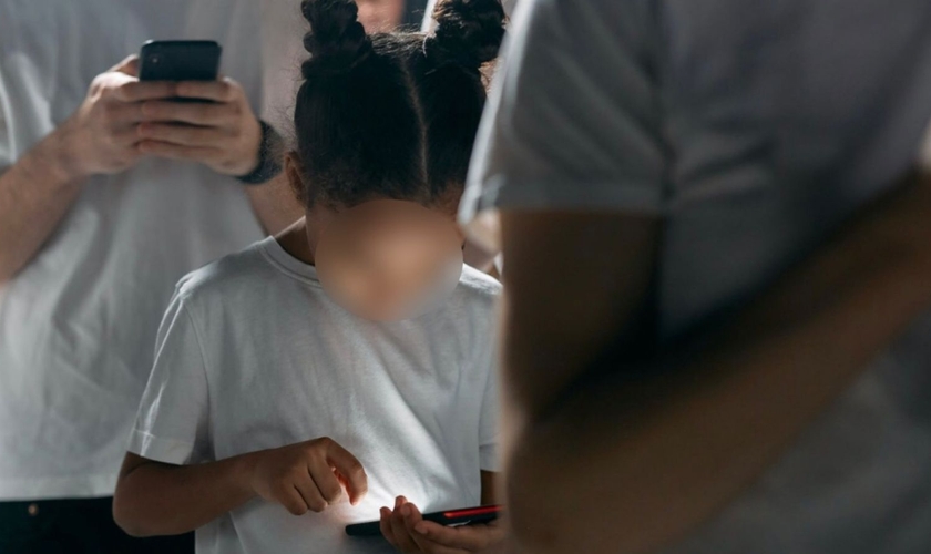 Menina mexendo no celular. (Foto: Reprodução/Pexels/estúdio algodãobro)