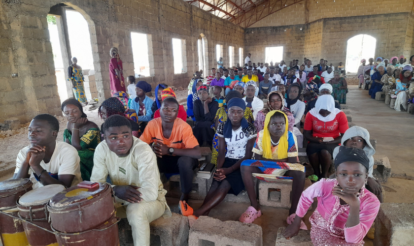 Após a reconstrução do telhado do templo, mais de 400 cristãos voltaram a cultuar. (Foto: International Christian Concern).