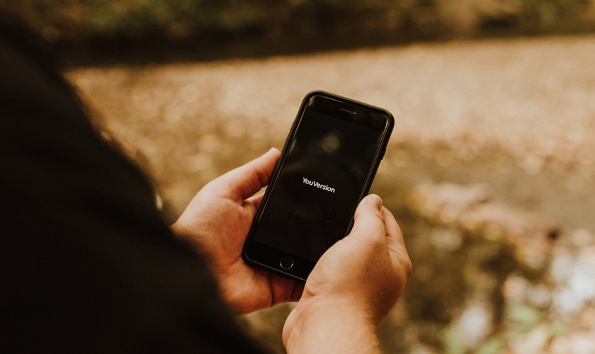 Mais de 11 milhões de downloads do YouVersion foram feitos no Brasil em 2023. (Foto: Imagem ilustrativa/Unsplash/Priscilla Du Preez).