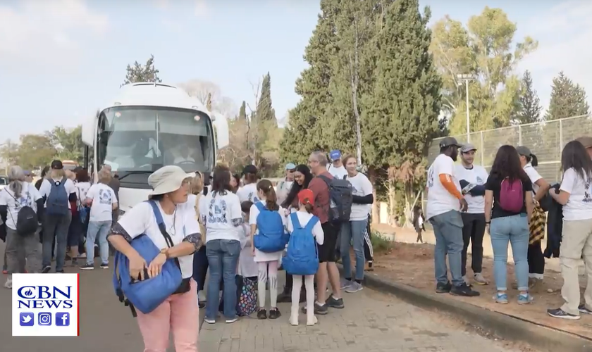 Cristão servindo em Israel. (Foto: Reprodução/CBN News)