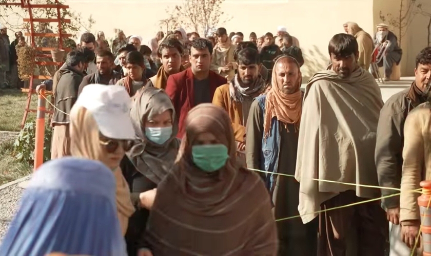 Afegãos enfrentam fila para conseguir alimento, em Cabul. (Captura de tela: YouTube BBC News Brasil)