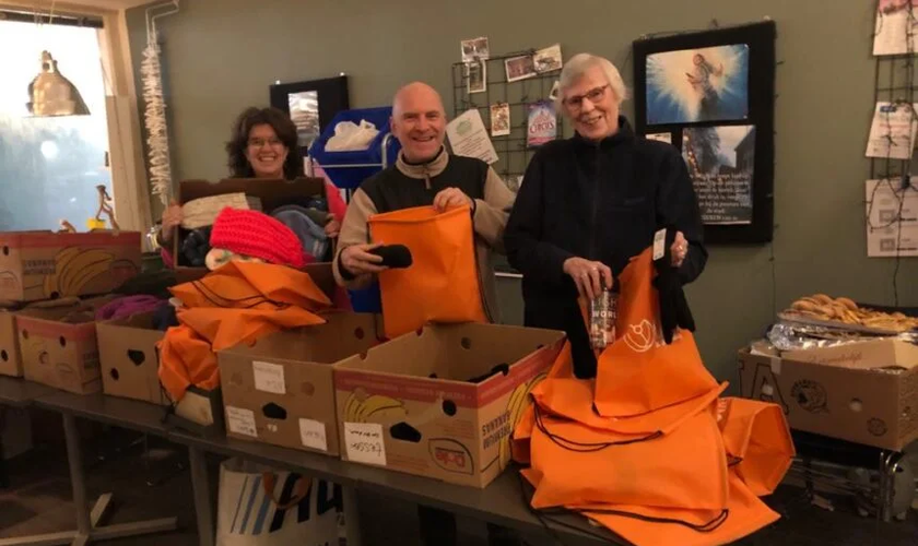 Membros da igreja montando os kits de Natal. (Foto: New Life West).