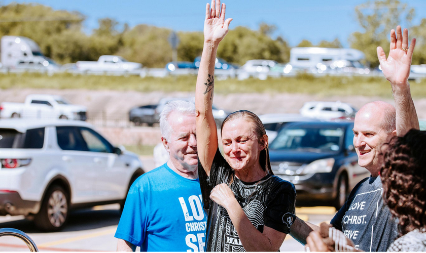 Batismo feito pela Crossroads Church. (Foto: Instagram/crcbelton)