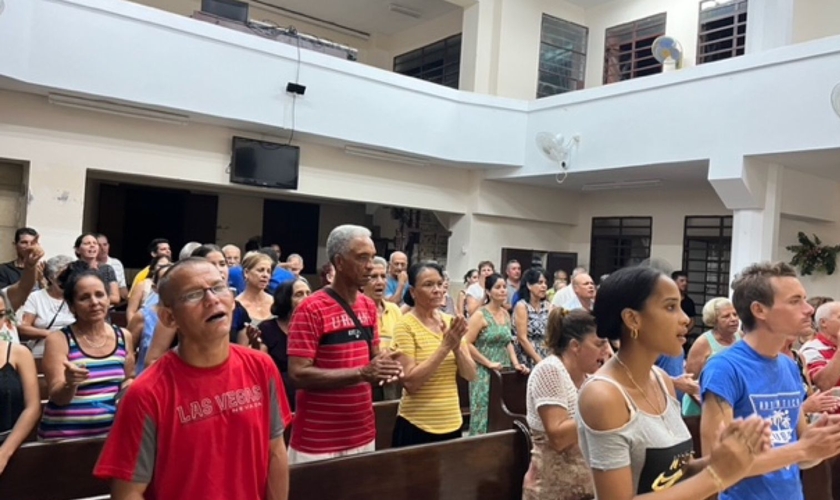 Cubanos na igreja. (Foto: Reprodução/Baptist Press)