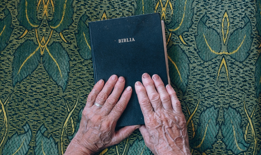 A vítima, de 70 anos, conseguiu se defender com uma Bíblia. (Foto: Imagem ilustrativa/Unsplash/Raul Petri).