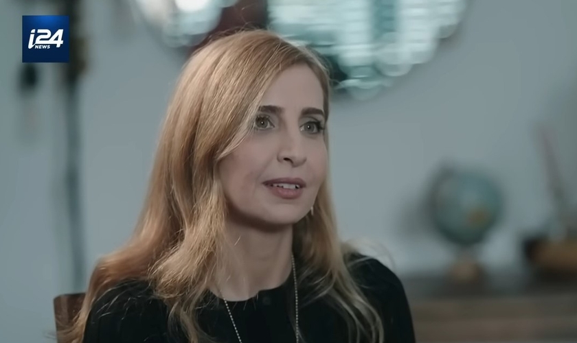 A israelense Danielle Aloni ficou cativa 49 dias em poder do Hamas. (Captura de tela/YouTube/i24News)