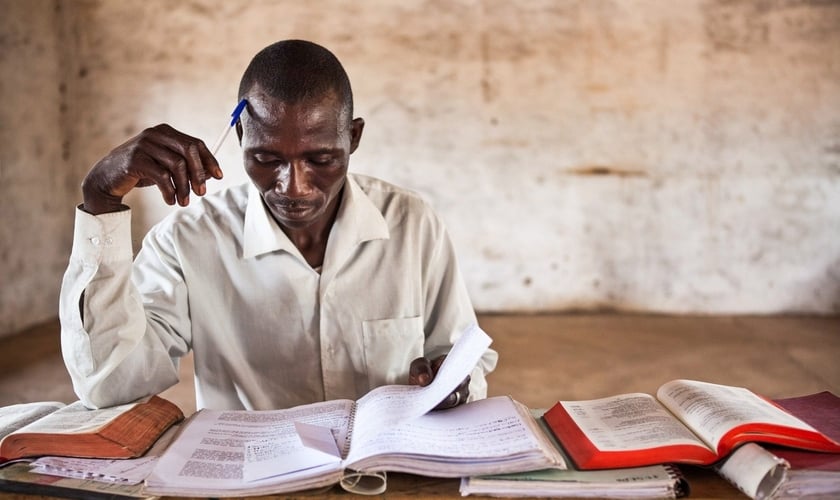 Tradutores da Bíblia continuam seus trabalhos em 2024. (Foto: Wycliffe Bible Translators USA) 