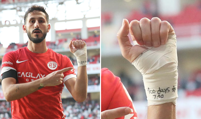 O jogador de futebol israelense do Antalyaspor, Sagiv Jehezkel, mostrou a mensagem escrita em seu pulso após seu gol. (Captura de tela/Halid Abdurrahman/X)