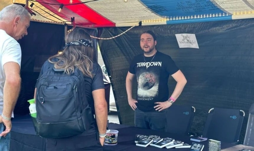 O grupo monta barracas nos eventos e distribuem exemplares da Metal Bible. (Foto: Revive).
