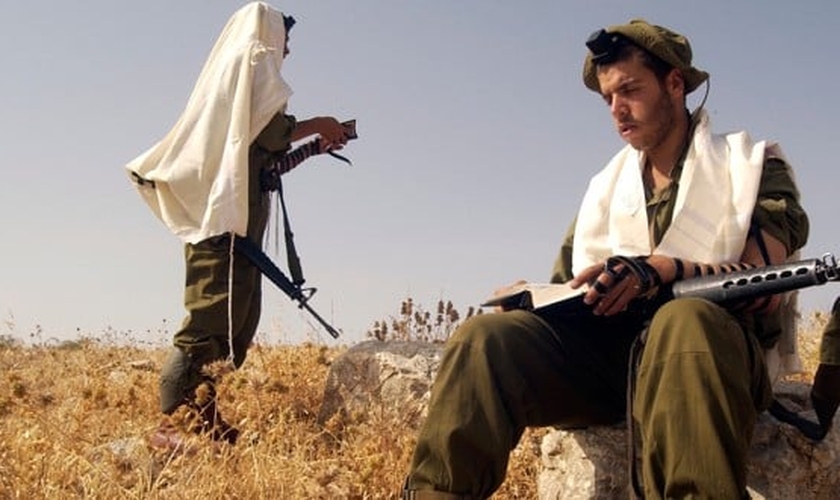 O soldado vai orar e vê o terrorista se aproximando sorrateiramente para atacar. (Foto: Reprodução/Israel365)
