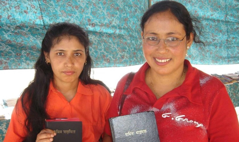Mulheres com a Bíblia. (Foto: Reprodução/Bible Society)