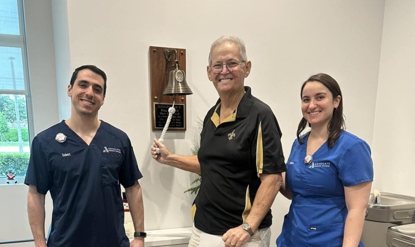 Larry Brister prega aos seus colegas de quimioterapia. (Foto: Baptist Press).