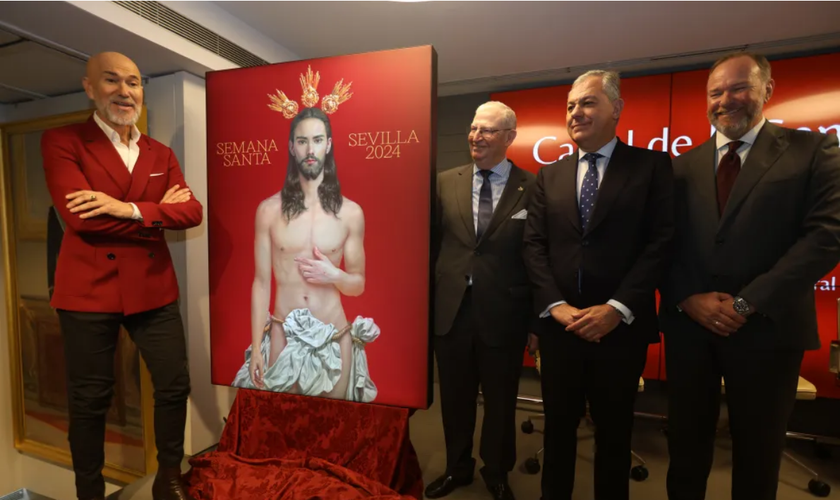 O artista espanhol Salustiano García [à esq.] ao lado do cartaz que criou para a Semana Santa de Sevilha 2024. (Foto: Câmara de Sevilha)