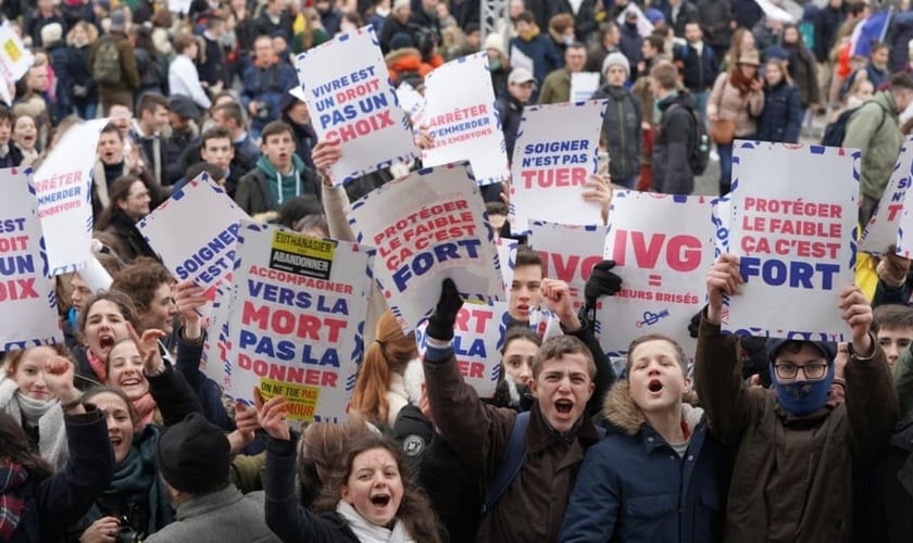 Participantes de uma recente marcha pela vida em Paris, França. (Foto: Marche Pour La Vie)