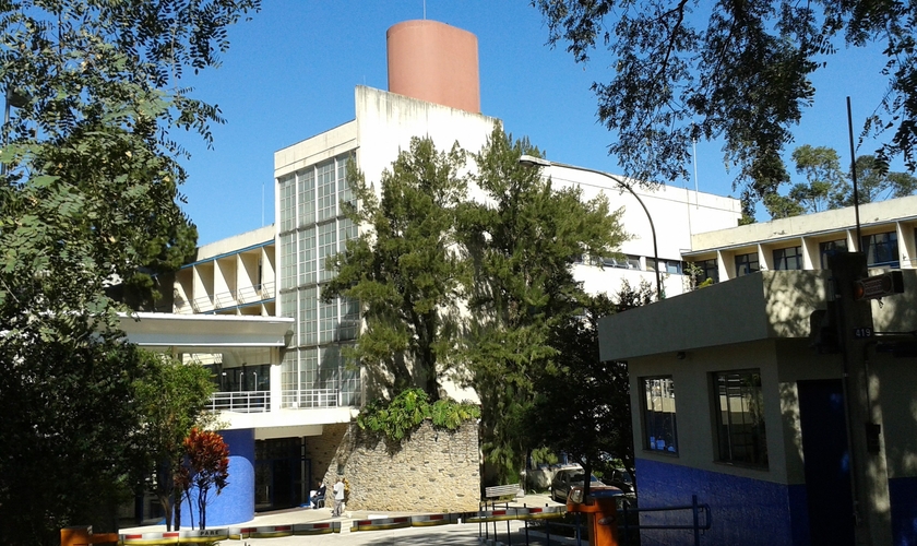 Vista da entrada do prédio da Escola de Enfermagem (EEUSP). (Foto: Ricardo Castellani / EEUSP)