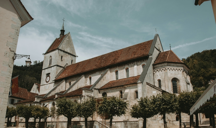 Igreja Saint-Ursanne, Suíça. (Foto: Unsplash/Loriane Magnenat)
