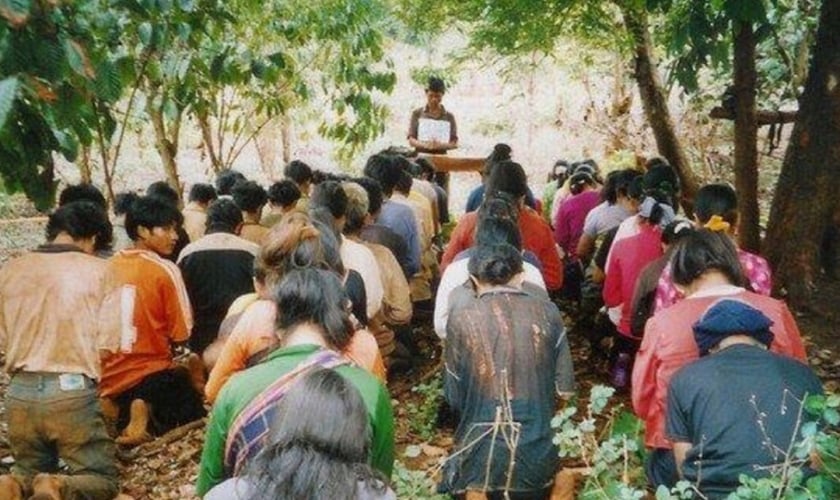 Cristãos reunidos para oração no quintal. (Foto: International Christian Concern)