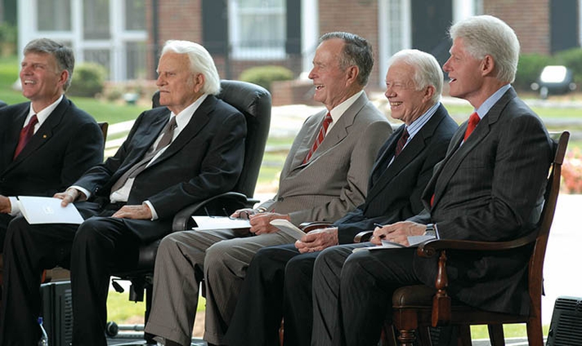 Billy Graham com George HW Bush, Jimmy Carter e Bill Clinton na inauguração da Biblioteca Billy Graham. (Foto: BGEA).