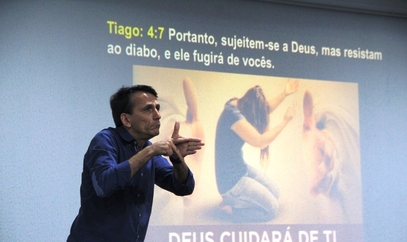 Mais de 10 milhões de pessoas com algum problema auditivo serão beneficiadas pela tradução. (Foto: UniEVANGÉLICA).