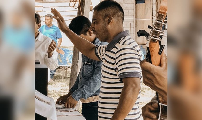 Mexicanos na igreja. (Foto: Reprodução/Portas Abertas)