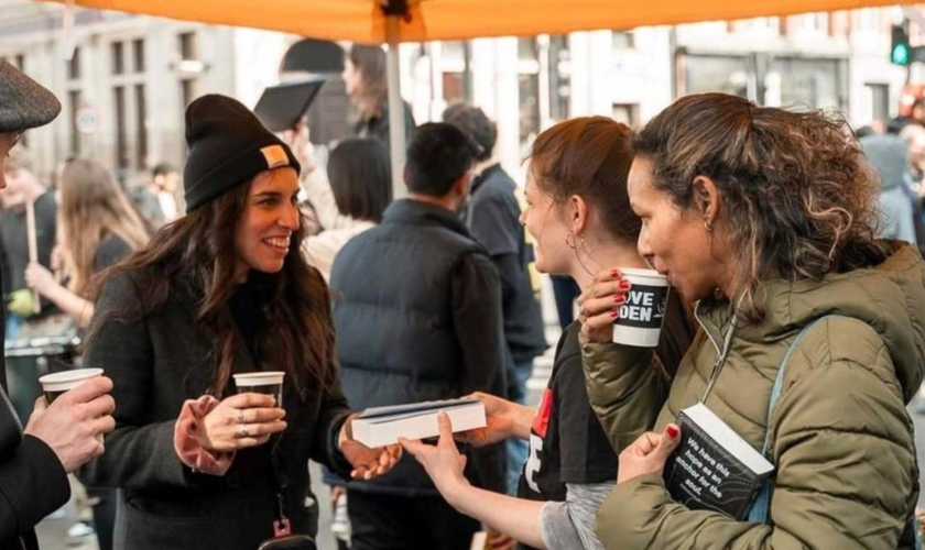 Distribuição de Bíblias em Londres. (Foto: Reprodução/Bible Society)