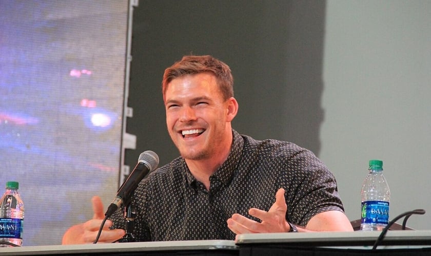 Alan Ritchson. (Foto: Reprodução/Wikimedia Commons/Daniel Benavides)