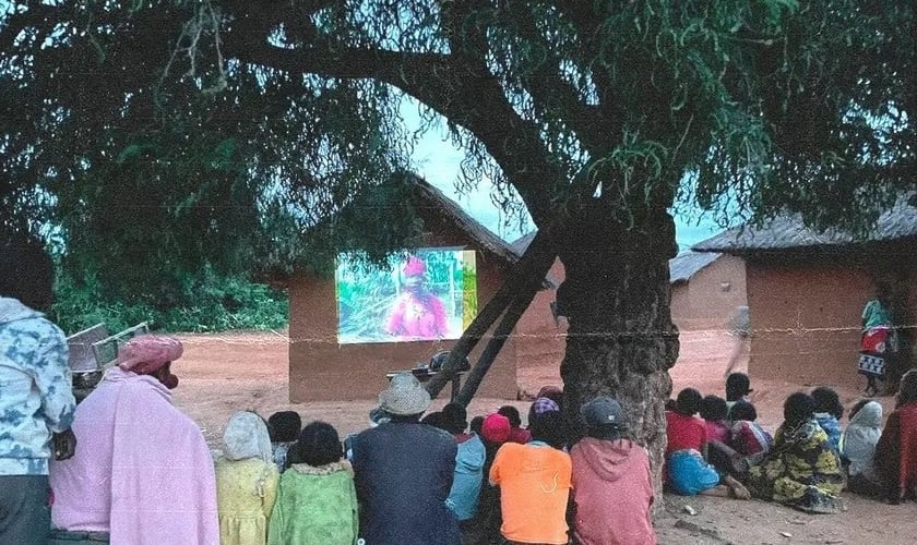 Exibição do filme “Jesus” em uma aldeia. (Foto: Instagram/Família Basso).