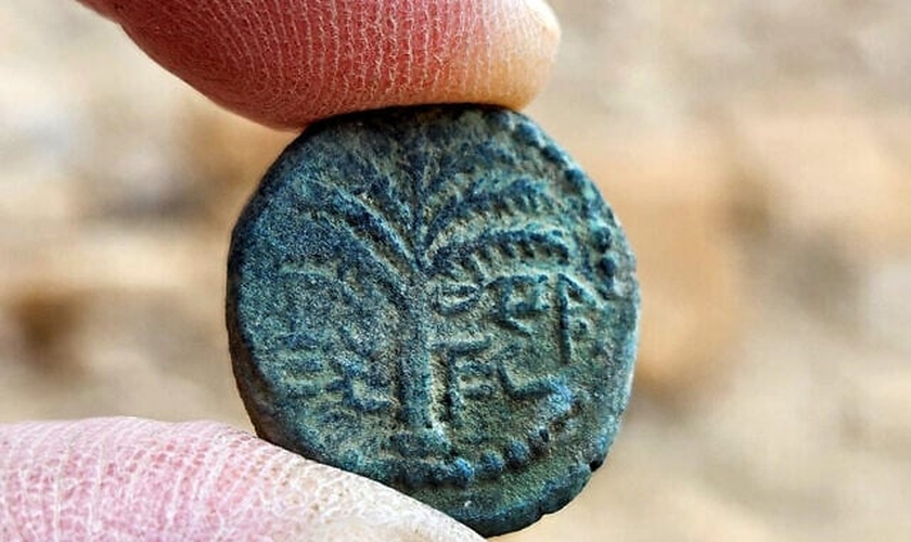 Moeda rara com inscrição 'Eleazar, o Sacerdote' encontrada no deserto da Judeia. (Foto: Emil Aladjem/Autoridade de Antiguidades de Israel)
