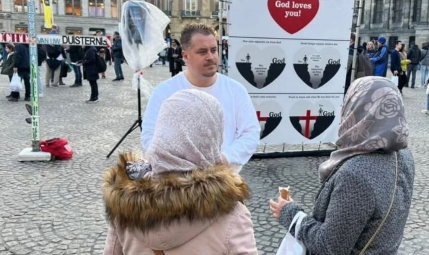 Joshua pregando na rua. (Foto: Reprodução/Revive)