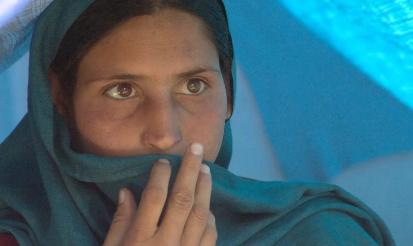 Jovem perseguida no Paquistão. (Foto: Ilustração/Portas Abertas)