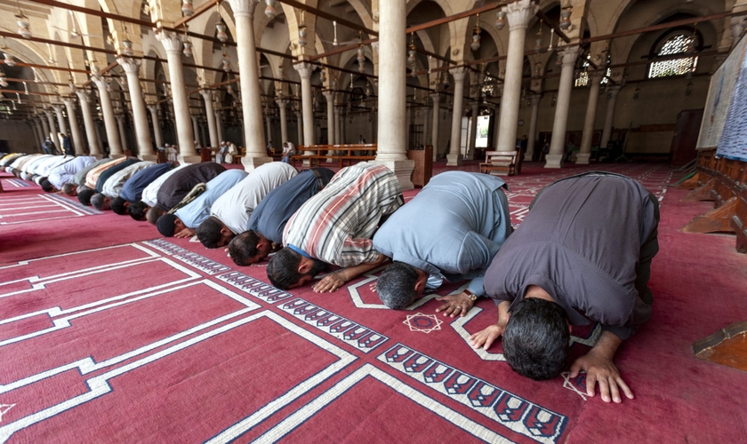 Egípcios participam da oração do meio-dia na mesquita Amr ibn Al-Aas, no Cairo Antigo, Egito. (Foto: IMB)