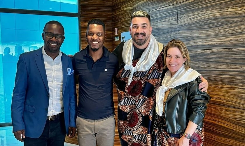 Felippe e Mariana Valadão com pastores locais. (Foto: Instagram/Felippe Valadão).