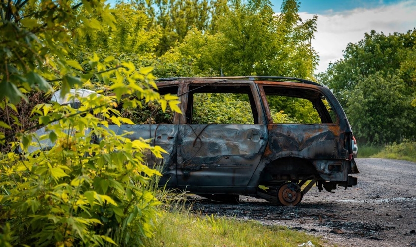Dez carros foram incendiados após acidente com caminhão de combustível em MG. (Foto ilustrativa: Unsplash/Jakub Nawrot)