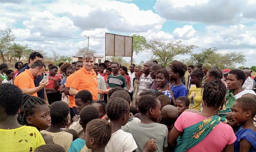 Pastor Elias Caetano durante ministração em Cateme, Moçambique. (Foto: Marcos Corrêa/Guiame)