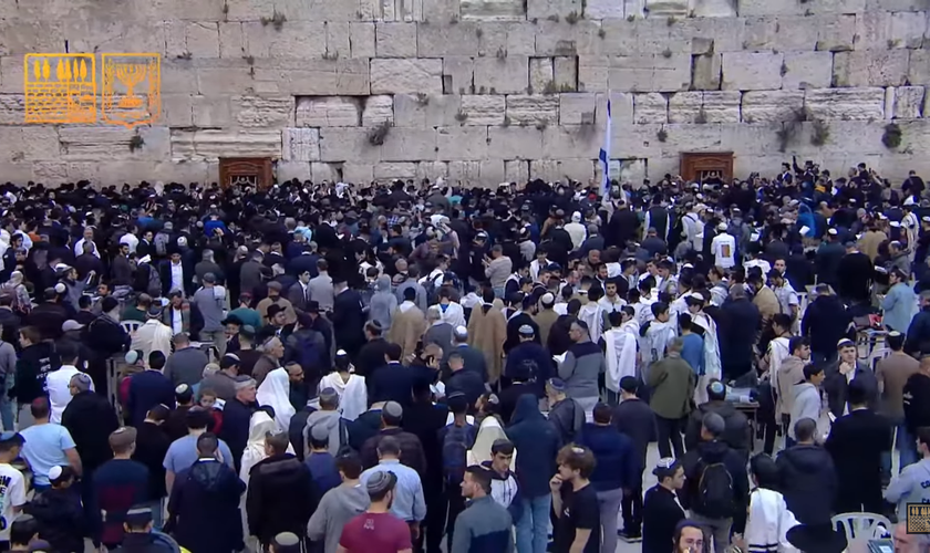Centenas de judeus clamaram pela libertação dos 130 reféns. (Foto: Reprodução/YouTube/הקרן למורשת הכותל המערבי).