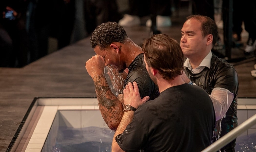 Mais de 160 pessoas foram batizadas na Holanda. (Foto: Facebook/Levende Steen Ministries).
