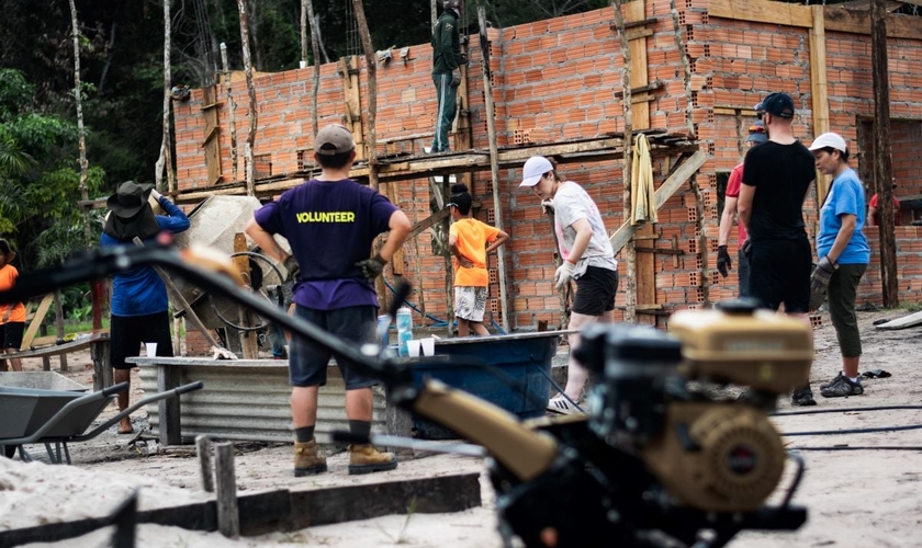 Missionários servem na construção de uma igreja na Comunidade de Arapiranga. (Foto: Brendan Wong)