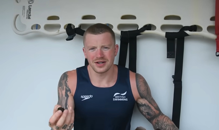 O tricampeão olímpico, Adam Peaty. (Captura de tela/YouTube/AP Race Club)