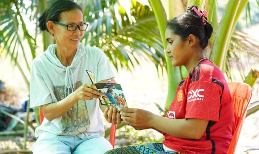 Savoeun evangelizando. (Foto: Reprodução/Samaritan’s Purse)