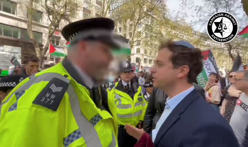 Gideon Falter foi abordado e ameaçado pela polícia. (Foto: Reprodução/X/Campaign Against Antisemitism).