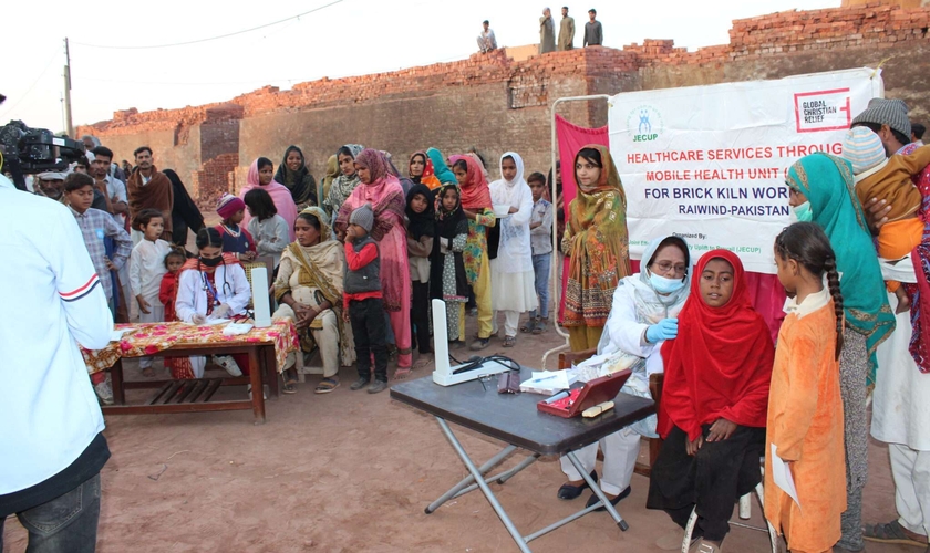 A Global Christian Relief montou uma clínica móvel gratuita. (Foto: Global Christian Relief).