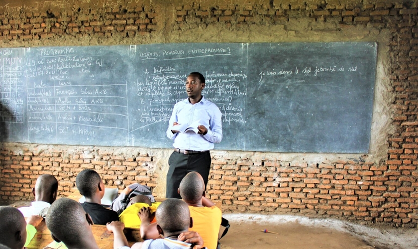 Hoje, Bosco ensina a Bíblia em escolas de Burundi. (Foto: Bible League International).