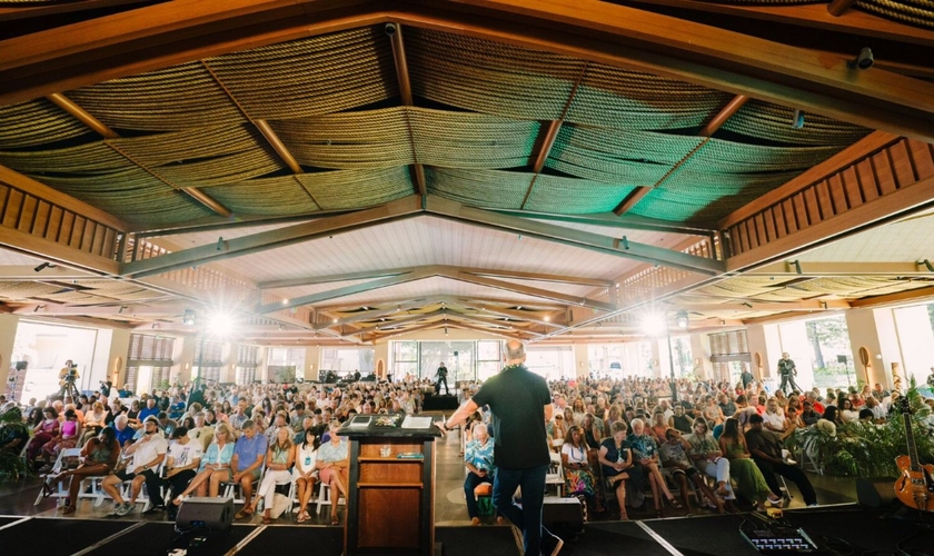 Culto em Maui. (Foto: Reprodução/X/Greg Laurie)